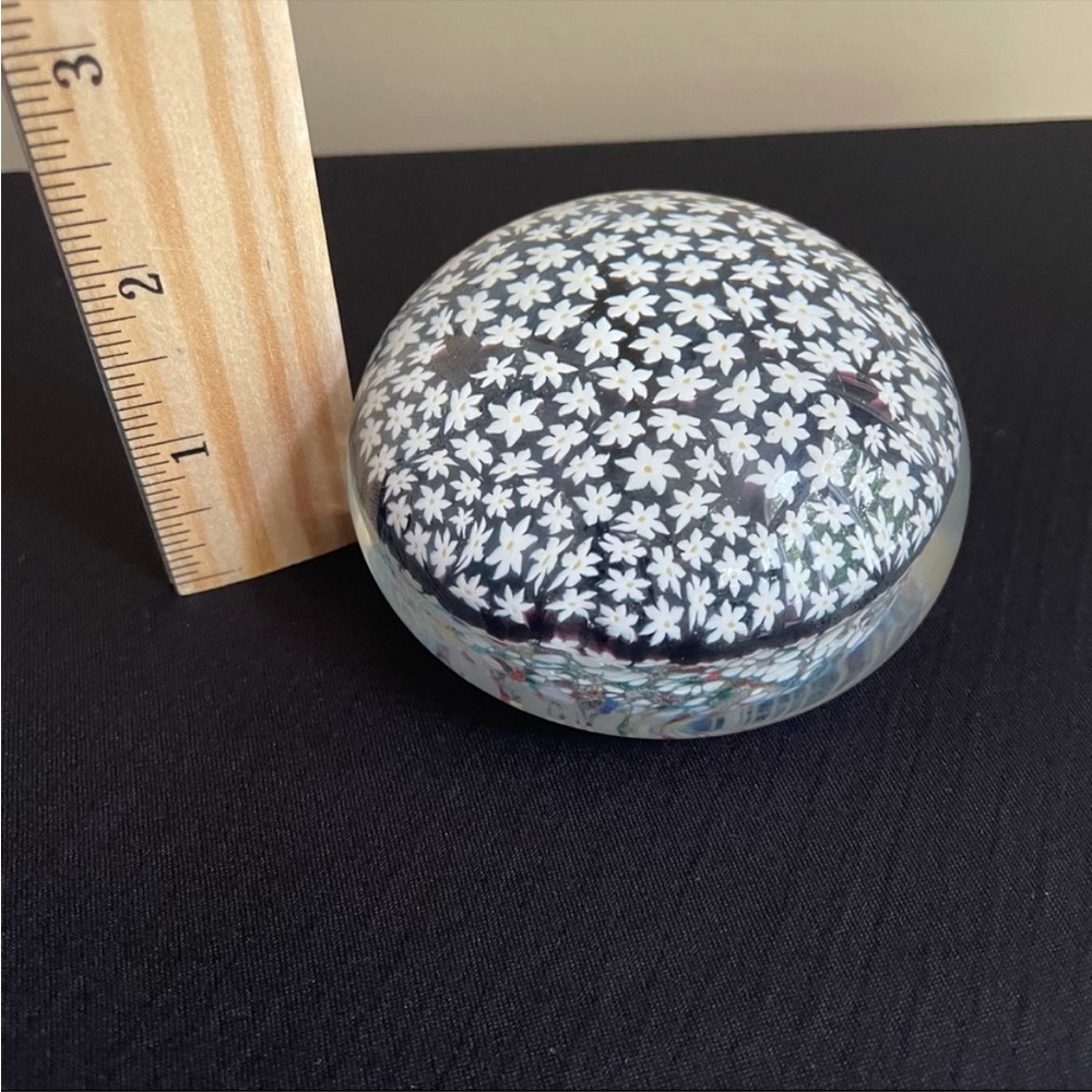 VINTAGE GLASS PAPERWEIGHT W/FLOATING DAISIES - Picture 9 of 12